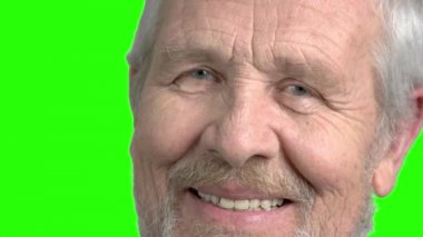 Gri saçlı yaşlı adam, yeşil ekran yukarı kapatın.