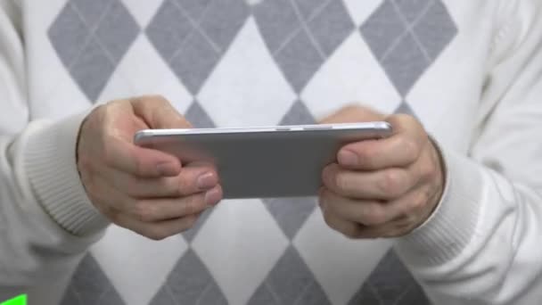 Detailní záběr muž hraje na svém smartphonu. — Stock video