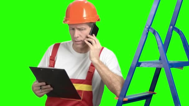 Serious foremen talking on mobile phone. — Stock Video