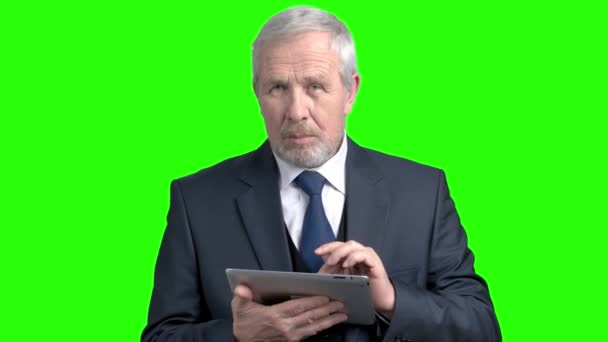 Homme d'affaires senior sérieux utilisant la tablette PC . — Video