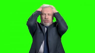 Umutsuz endişeli yaşlı işadamı, yeşil ekran.