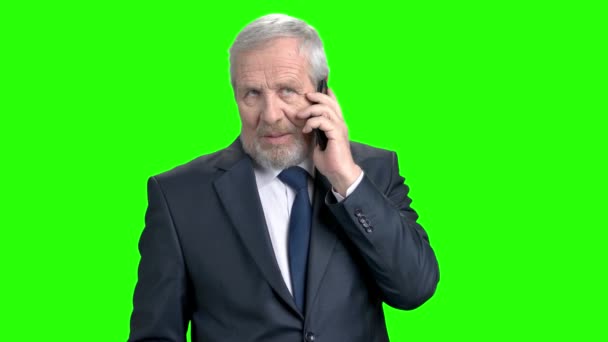 Улыбающийся бизнесмен разговаривает по мобильному телефону . — стоковое видео
