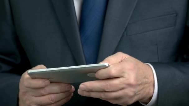 Fermer homme d'affaires en utilisant un smartphone . — Video