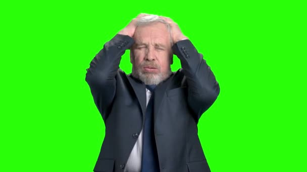Отчаянный беспокойный пожилой бизнесмен, зеленый экран . — стоковое видео