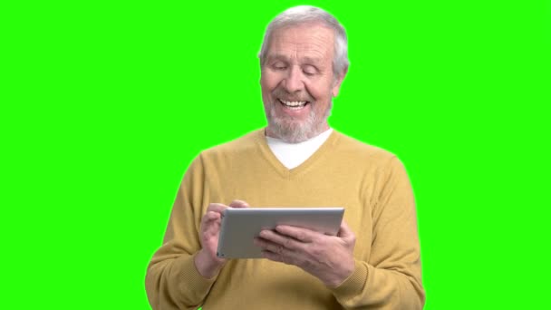 Улыбающийся пожилой человек с помощью цифрового планшета . — стоковое видео