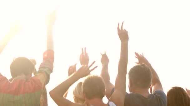 Grupo de personas bailando con las manos levantadas al aire libre . — Vídeo de stock