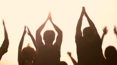 İnsanlar alkış Grup, arkadan görünüm.