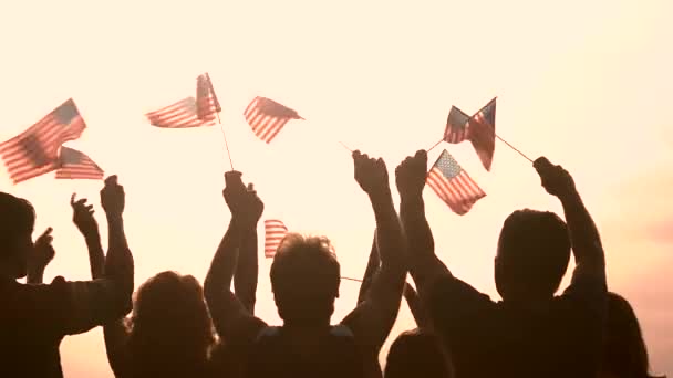 Gruppe von Patrioten mit US-Flaggen bei Sonnenuntergang. — Stockvideo