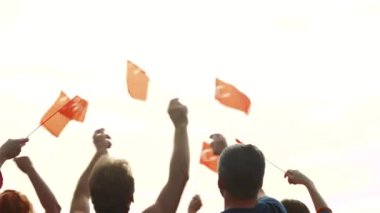 Türkiye'nin bayrak tutan insanlar.