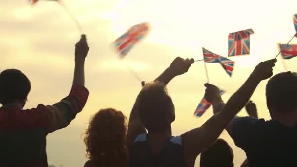Patriotiska Uk folkmassa viftar med flaggor utomhus. — Stockvideo