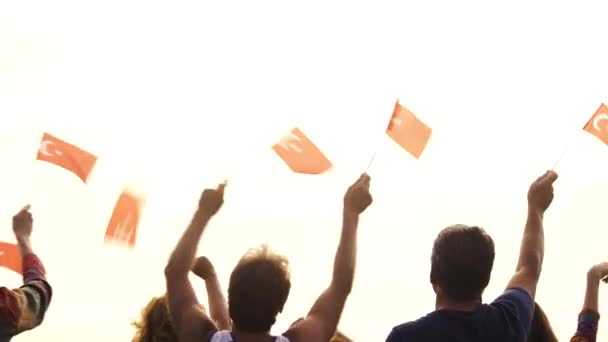 Gente turca feliz ondeando con banderas . — Vídeos de Stock