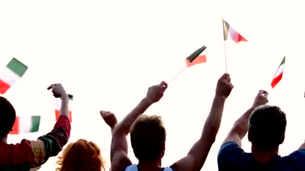 Agitant les mains avec les drapeaux de l'Italie . — Video