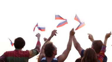 Bir grup Rus bayrakları sallayarak insan.