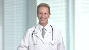 Neşeli midddle yaşlı doktor şırınga ile.