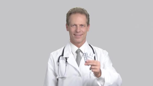 Middle aged doctor prescribing pills. — Stock Video