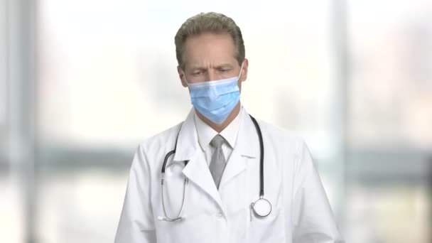 Gefrustreerd arts op onscherpe achtergrond. — Stockvideo