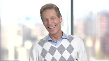 Kameraya konuşurken heyecanlı televizyon sunucusu.