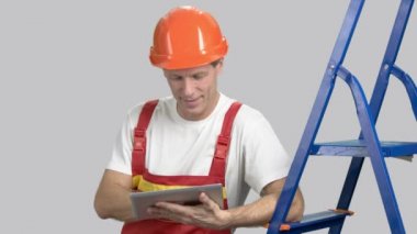 Mimar pc tablet ile gülümseyen.