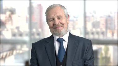 Çapkın işadamı, arka plan bulanık yaşlı.