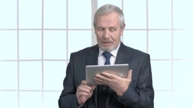 Neşeli dedesi tablet ile formal giyim.