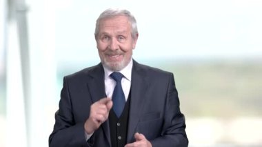 Ofiste konuşmak yaşlı girişimci.