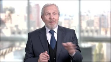 bir toplantıda üst düzey iş adamı.