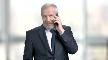 Cep telefonu ile üst düzey yönetici.