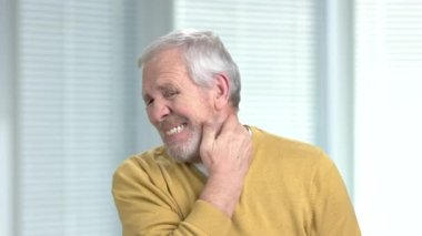 Terribe boyun ağrısı olan adam üzgün.