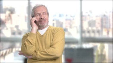 Neşeli dedesi cep telefonu üzerinde konuşurken.