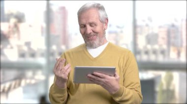 Mutlu yaşlı adam PC tablet kullanma.