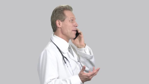Amichevole medico maschio in camice da laboratorio . — Video Stock