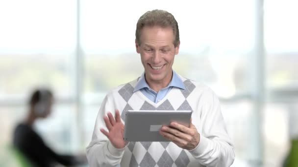 Freudiger reifer Mann mit PC-Tablet. — Stockvideo