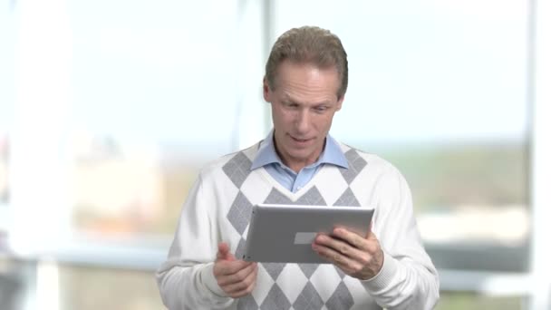 Mature man using pc tablet. — Stock Video