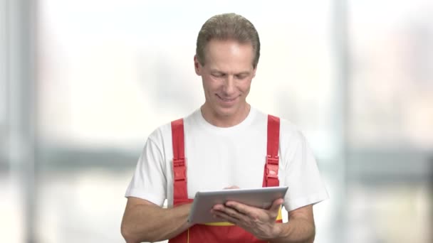 Fröhlicher Baumeister mit PC-Tablet. — Stockvideo