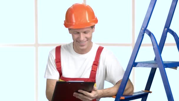 Ingeniero constructor positivo escribiendo en portapapeles . — Vídeos de Stock