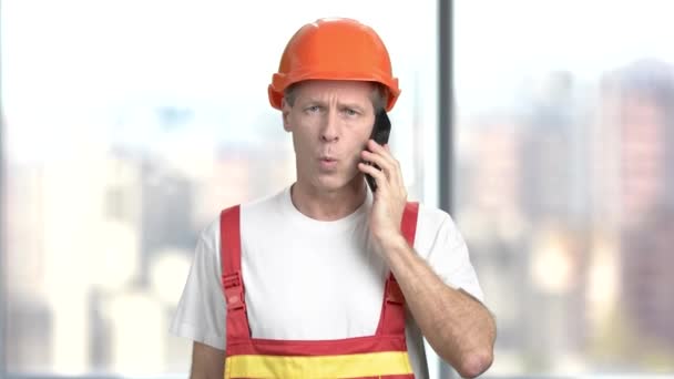 Schöner Vorarbeiter telefoniert mit dem Handy. — Stockvideo
