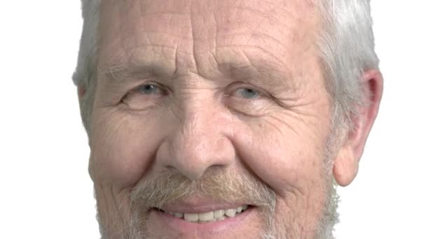 Ansikte av äldre man, vit bakgrund. — Stockvideo