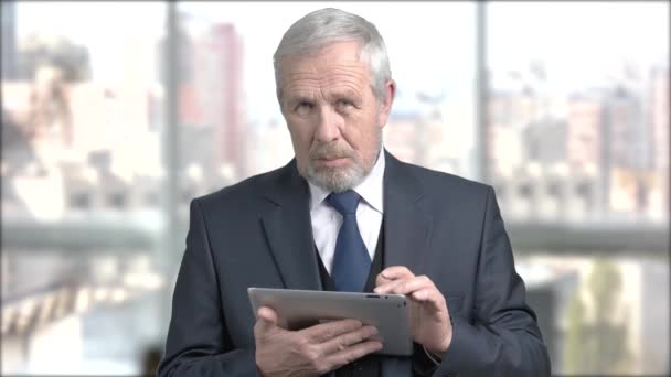 Modern mature leader with computer tablet. — Stock Video