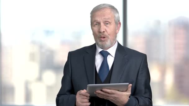 Senior businessman holding pc tablet. — Stock Video