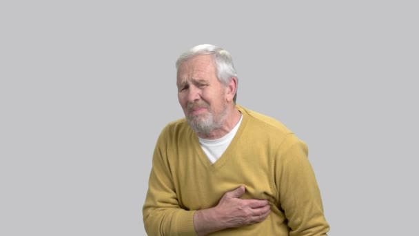 Hombre infeliz teniendo dolor en el pecho . — Vídeos de Stock