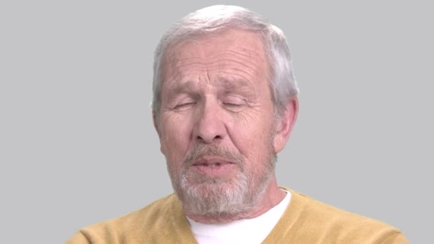 Close-up van man praten over grijze achtergrond. — Stockvideo