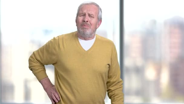 Hombre mayor con dolor de espalda . — Vídeos de Stock