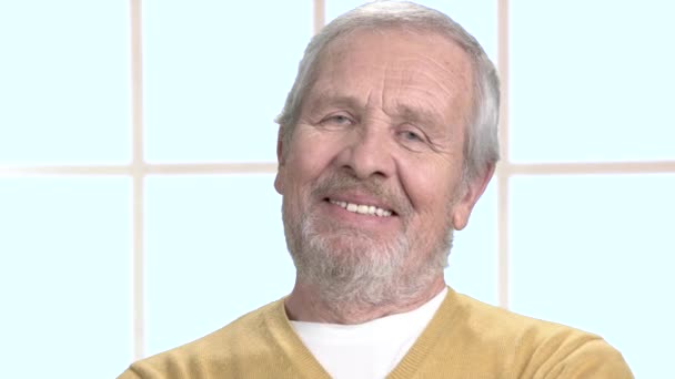Fața unui bătrân cu barbă aproape . — Videoclip de stoc