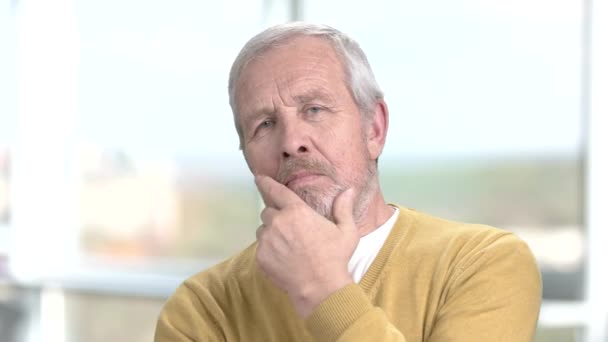 Portrait of pensive elderly man. — Stock Video