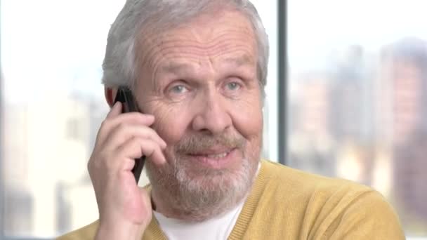 Närbild manlig senior prata telefon. — Stockvideo