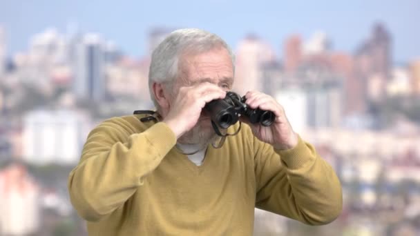 Pewni dojrzały człowiek z lornetką. — Wideo stockowe