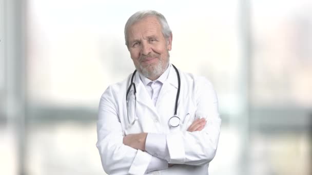 Senior medico sorridente con stetoscopio . — Video Stock