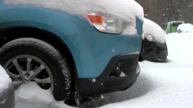Kar drift içinde sıkışmış araba tekerlek yakın çekim.