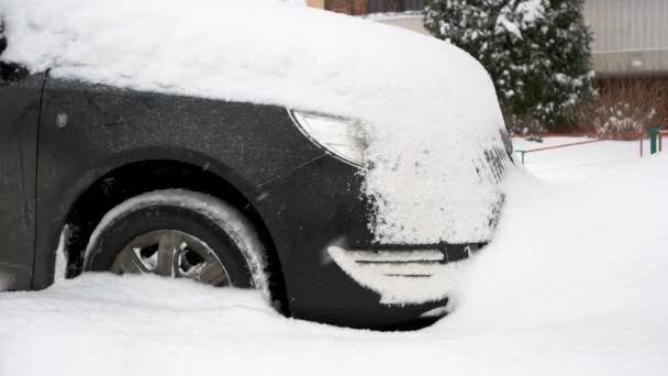 Černé auto v hluboké zimě sníh. — Stock video