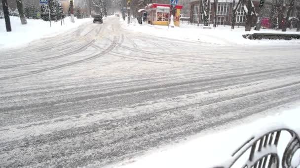 Voitures conduisant sur la route glissante dans la ville . — Video